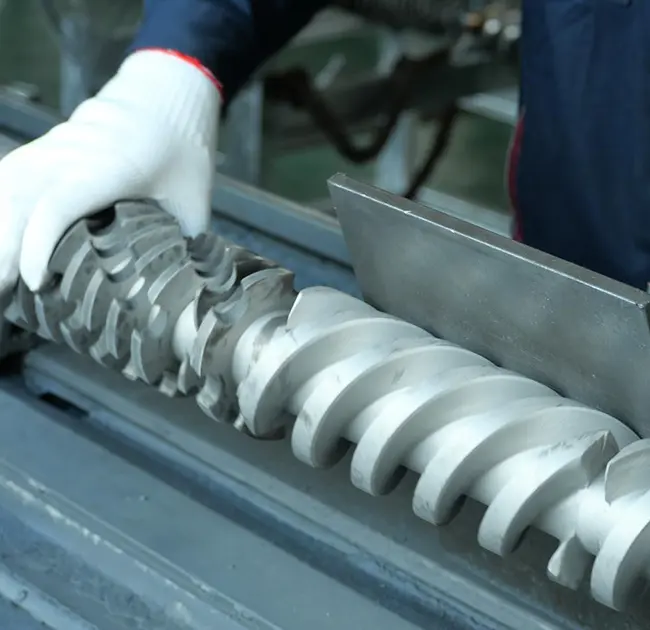 Pourquoi des lignes noires apparaissent-elles à plusieurs reprises dans l’extrudeuse ? Cet article vous apprend à déterminer rapidement si cela est dû à un problème de canon ou de vis.