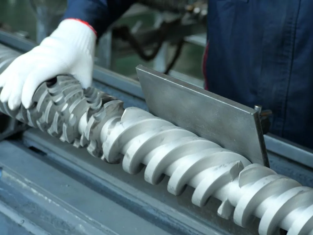 Comment nettoyer une extrudeuse monovis sans endommager la vis ou le canon